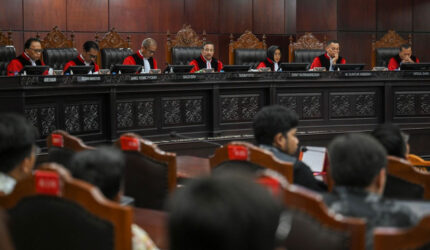 Ketua Mahkamah Konstitusi (MK) Suhartoyo (tengah) memimpin sidang pembacaan putusan 20 permohonan uji materiil di Gedung Mahkamah Konstitusi, Jakarta, Kamis (30/7/2026). Dalam salah satu keputusannya, MK memerintahkan pemerintah maupun DPR RI untuk memisahkan anggaran Program Makan Bergizi Gratis (MBG) dari alokasi anggaran pendidikan dalam APBN. (ANTARA FOTO/Hafidz Mubarak A)