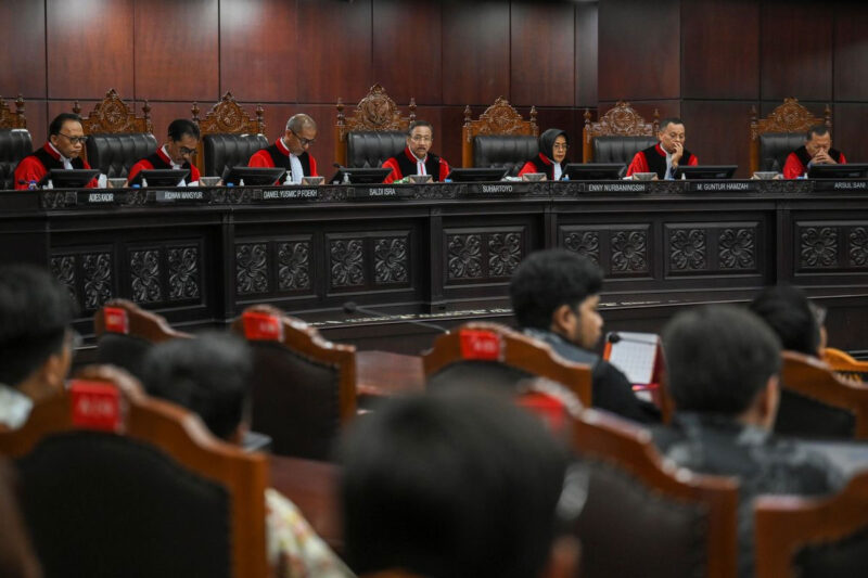 Ketua Mahkamah Konstitusi (MK) Suhartoyo (tengah) memimpin sidang pembacaan putusan 20 permohonan uji materiil di Gedung Mahkamah Konstitusi, Jakarta, Kamis (30/7/2026). Dalam salah satu keputusannya, MK memerintahkan pemerintah maupun DPR RI untuk memisahkan anggaran Program Makan Bergizi Gratis (MBG) dari alokasi anggaran pendidikan dalam APBN. (ANTARA FOTO/Hafidz Mubarak A)
