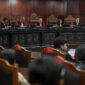 Ketua Mahkamah Konstitusi (MK) Suhartoyo (tengah) memimpin sidang pembacaan putusan 20 permohonan uji materiil di Gedung Mahkamah Konstitusi, Jakarta, Kamis (30/7/2026). Dalam salah satu keputusannya, MK memerintahkan pemerintah maupun DPR RI untuk memisahkan anggaran Program Makan Bergizi Gratis (MBG) dari alokasi anggaran pendidikan dalam APBN. (ANTARA FOTO/Hafidz Mubarak A)

