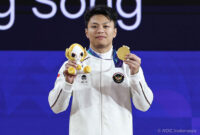 Lifter Indonesia, Rahmat Erwin Abdullah, meraih emas usai jadi yang terbaik dalam final angkat besi putra 75 kg Asian Games 2026 yang berlangsung di Nagoya City Trade and Industry Center, Jepang, Sabtu (26/9/2026).(Dok. NOC Indonesia)
