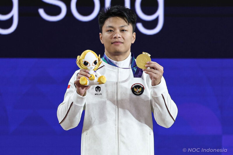 Lifter Indonesia, Rahmat Erwin Abdullah, meraih emas usai jadi yang terbaik dalam final angkat besi putra 75 kg Asian Games 2026 yang berlangsung di Nagoya City Trade and Industry Center, Jepang, Sabtu (26/9/2026).(Dok. NOC Indonesia)
