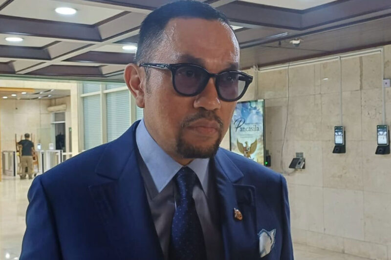 Wakil Ketua Komisi III DPR RI Ahmad Sahroni saat ditemui di Gedung DPR RI. Wakil Ketua Komisi III DPR Ahmad Sahroni meminta kepolisian mewaspadai potensi kemunculan praktik judi berkedok game center di daerah lain, setelah pengungkapan kasus serupa di Jakarta.(KOMPAS.com/Tria Sutrisna)