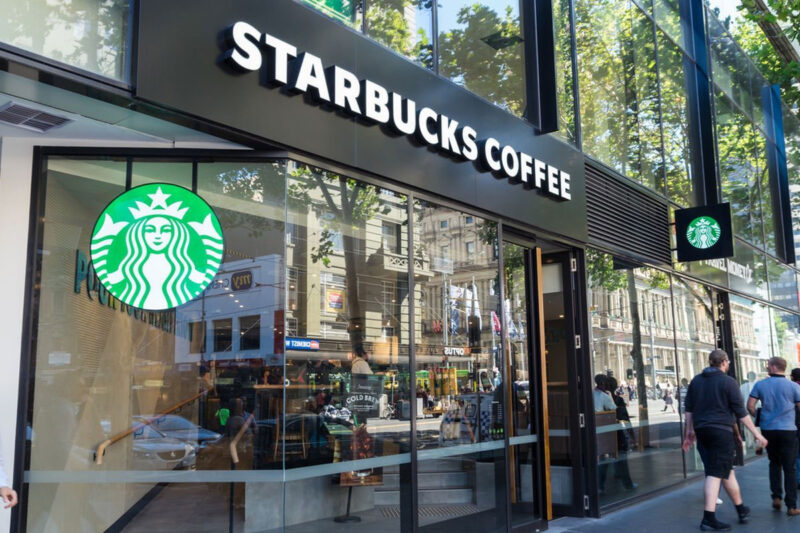 Starbucks menutup 250 gerai di AS dan Kanada pekan ini. Langkah tersebut menjadi bagian dari upaya perusahaan memulihkan kinerja bisnis.()
