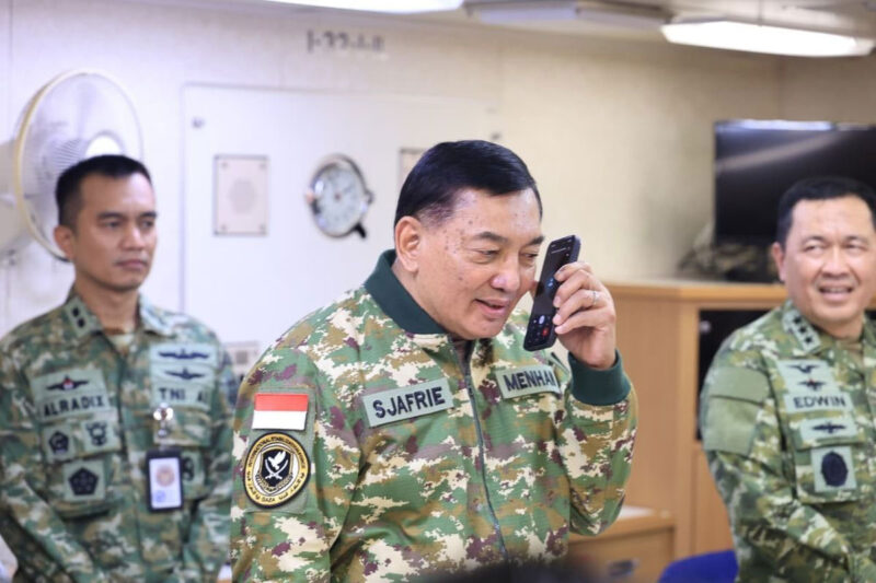 Menteri Pertahanan (Menhan) Sjafrie Sjamsoeddin menyampaikan terima kasih kepada Menhan Jepang Shinjiro Koizumi atas bantuan tiga helikopter CH-47 Chinook untuk menangani kebakaran hutan dan lahan (karhutla) di Kalimantan.(DOK. Setjen Infohan Kemhan)
