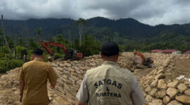 Tim Satuan Tugas Percepatan Rehabilitasi dan Rekonstruksi (Satgas PRR) Pascabencana Sumatera meninjau kebutuhan perbaikan drainase dan saluran air pertanian di Desa Panglima Sahman, Kecamatan Rundeng, Kota Subulussalam.(DOK. Kemendagri)
