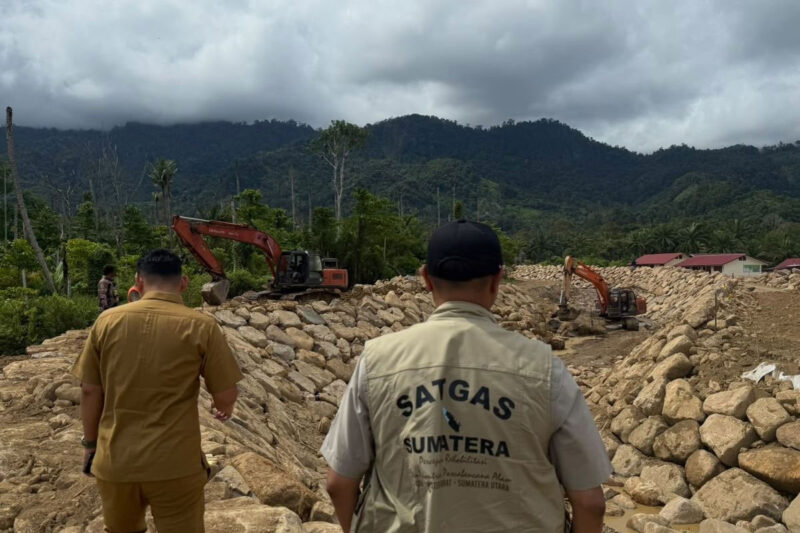 Tim Satuan Tugas Percepatan Rehabilitasi dan Rekonstruksi (Satgas PRR) Pascabencana Sumatera meninjau kebutuhan perbaikan drainase dan saluran air pertanian di Desa Panglima Sahman, Kecamatan Rundeng, Kota Subulussalam.(DOK. Kemendagri)
