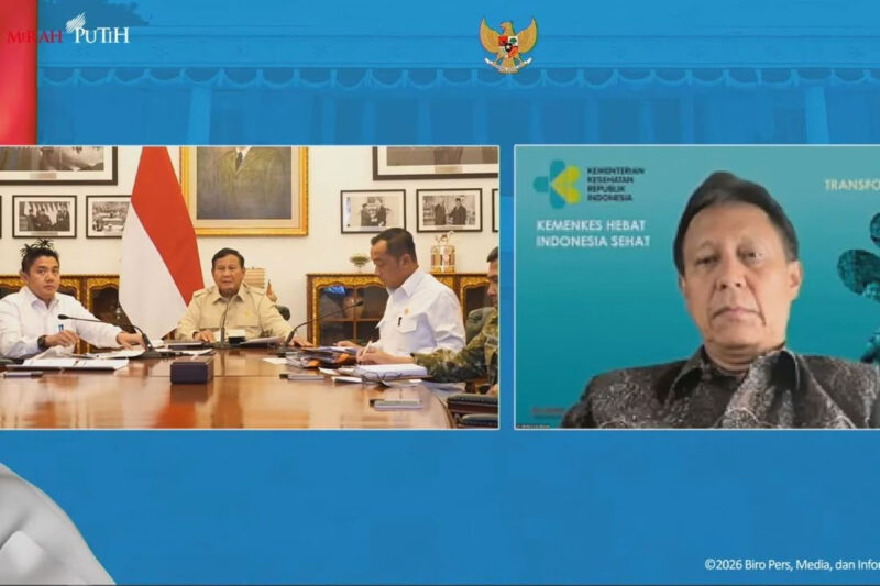 Menteri Kesehatan (Menkes) Budi Gunadi Sadikin (kanan) secara daring menyampaikan laporan penanganan bencana kepada Presiden Prabowo Subianto yang memimpin rapat terbatas penanganan bencana, Senin (7/9/2026).()
