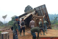 Tim gabungan penertiban kawasan hutan di Bengkulu merobohkan pondok kerja yang didirikan perambah hutan(Kemenhut RI)
