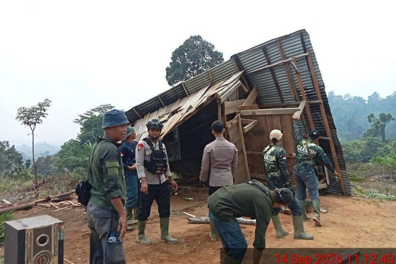 Tim gabungan penertiban kawasan hutan di Bengkulu merobohkan pondok kerja yang didirikan perambah hutan(Kemenhut RI)
