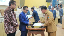 Menteri Dalam Negeri (Mendagri) Muhammad Tito Karnavian dalam Rapat Kerja DPR RI Pembicaraan Tingkat I Pembahasan 15 RUU tentang Kabupaten/Kota di Provinsi Kalimantan Barat, Kalimantan Tengah, dan Kalimantan Selatan di Ruang Rapat Komisi II DPR RI, Kompleks Parlemen, Senayan, Jakarta, Senin (21/9/2026).(DOK. Humas Kemendagri)
