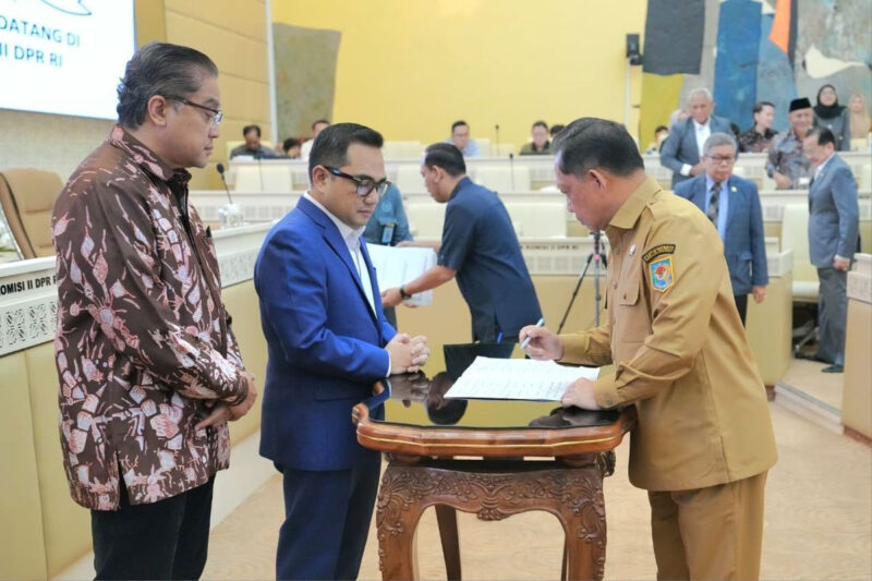 Menteri Dalam Negeri (Mendagri) Muhammad Tito Karnavian dalam Rapat Kerja DPR RI Pembicaraan Tingkat I Pembahasan 15 RUU tentang Kabupaten/Kota di Provinsi Kalimantan Barat, Kalimantan Tengah, dan Kalimantan Selatan di Ruang Rapat Komisi II DPR RI, Kompleks Parlemen, Senayan, Jakarta, Senin (21/9/2026).(DOK. Humas Kemendagri)
