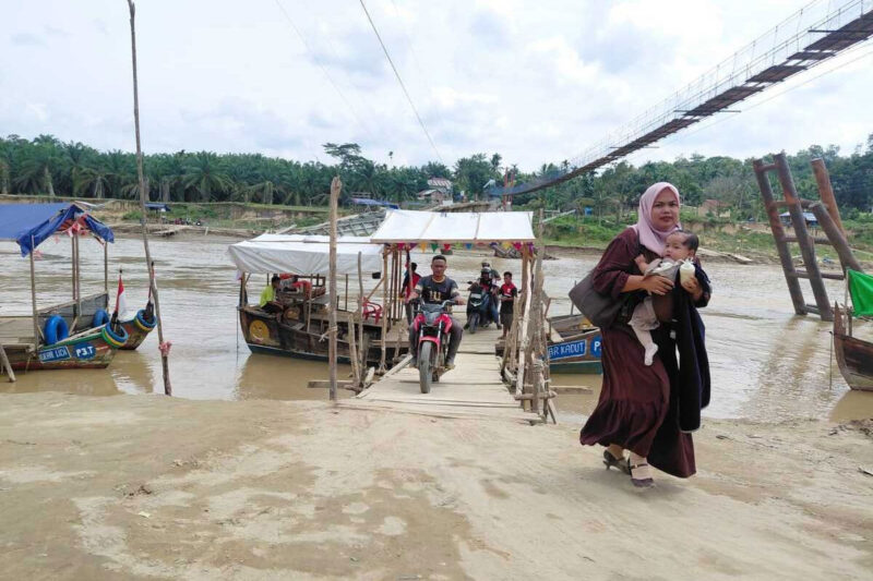 Warga melintas menggunakan getek sebagai penghubung Desa Ara Sembilan Kecamatan Bandar Pusaka dengan Desa Lubuk Sidup Kecamatan Sekerak, Kabupaten Aceh Tamiang, Provinsi Aceh, Senin (5/10/2026)(DOK PRIBADI WARGA)
