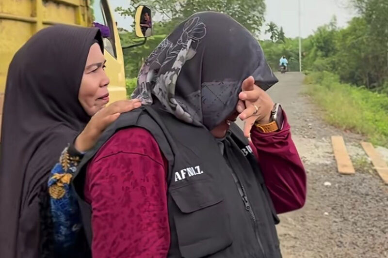 Bupati Siak Afni Zulkifli menangis terisak saat bertemu guru dan siswa di Dusun Mungkal, Kabupaten Siak, Riau, Jumat (2/10/2026).(KOMPAS.COM/Dok. Pemkab Siak.)
