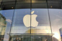 Ilustrasi logo Apple di depan Apple Store Beijing(KOMPAS.com/Bill Clinten)
