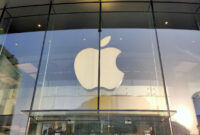 Ilustrasi logo Apple di depan Apple Store Beijing(KOMPAS.com/Bill Clinten)
