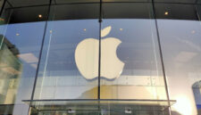 Ilustrasi logo Apple di depan Apple Store Beijing(KOMPAS.com/Bill Clinten)