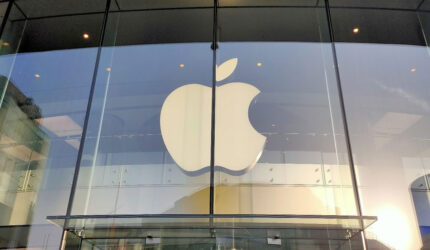 Ilustrasi logo Apple di depan Apple Store Beijing(KOMPAS.com/Bill Clinten)