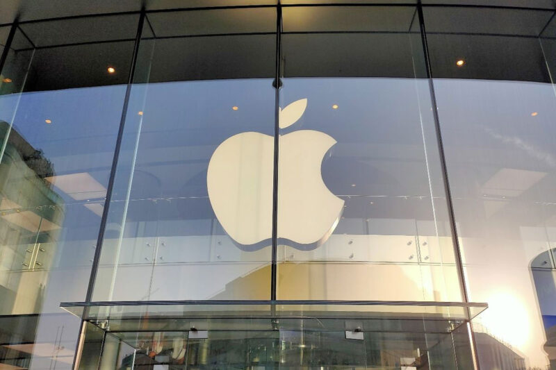Ilustrasi logo Apple di depan Apple Store Beijing(KOMPAS.com/Bill Clinten)
