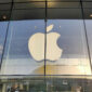 Ilustrasi logo Apple di depan Apple Store Beijing(KOMPAS.com/Bill Clinten)
