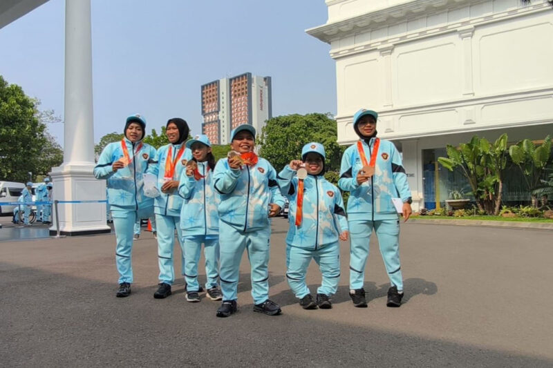 Sejumlah atlet yang bertanding pada Asian Para Games 2026 berdatangan ke Kompleks Istana, Jakarta, Kamis (29/10/2026) sore.(KOMPAS.com/Rahel)
