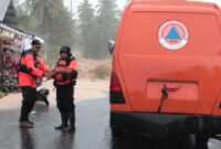 Anggota BPBD Kota Padang sedang mempersiapkan alat untuk mengevakuasi warga di kecamatan kuranji yang terjebak banjir akibat peningkatan debit air sungai, Sabtu (10/10/2026).(Personel BPBD Kota Padang)