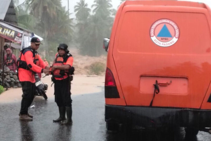 Anggota BPBD Kota Padang sedang mempersiapkan alat untuk mengevakuasi warga di kecamatan kuranji yang terjebak banjir akibat peningkatan debit air sungai, Sabtu (10/10/2026).(Personel BPBD Kota Padang)
