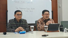 Kepala Departemen Komunikasi BI Ramdan Denny Prakoso (kiri) bersama Kepala Departemen Pengelolaan Moneter dan Aset Sekuritas BI Erwin Gunawan Hutapea (kanan) dalam Taklimat Media di Kantor Pusat BI, Jakarta, Rabu (30/9/2026).(KOMPAS.com/CITA AULIANA)
