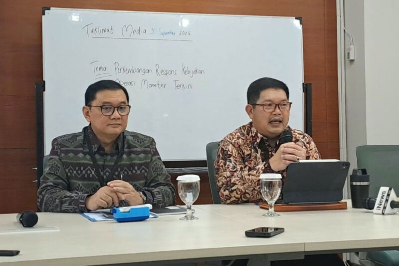 Kepala Departemen Komunikasi BI Ramdan Denny Prakoso (kiri) bersama Kepala Departemen Pengelolaan Moneter dan Aset Sekuritas BI Erwin Gunawan Hutapea (kanan) dalam Taklimat Media di Kantor Pusat BI, Jakarta, Rabu (30/9/2026).(KOMPAS.com/CITA AULIANA)
