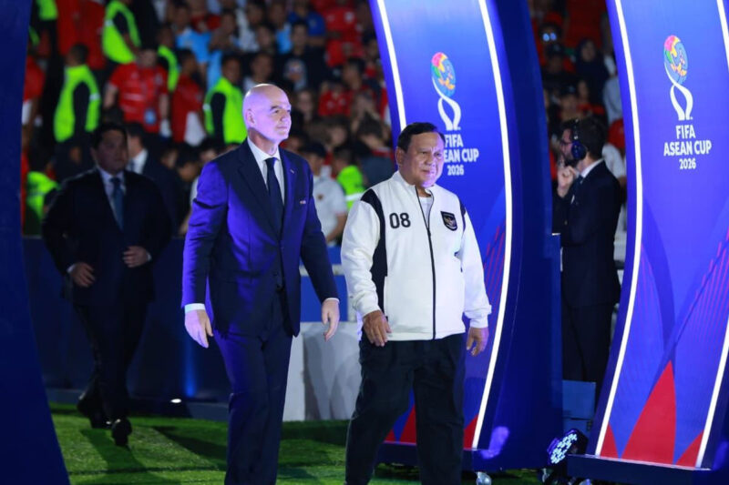 Presiden FIFA Gianni Infantino bersama Presiden Republik Indonesia Prabowo Subianto saat menghadiri rangkaian final FIFA ASEAN Cup 2026 di Stadion Utama Gelora Bung Karno (SUGBK), Jakarta, Senin (5/10/2026). (KOMPAS.com/ADIL NURSALAM)
