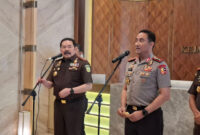 Jaksa Agung ST Burhanuddin bersama Kapolri Jenderal Suyudi Ario Seto usai pertemuan di Gedung Kejaksaan Agung RI, Rabu (14/10/2026). (KOMPAS.com/Tria Sutrisna)
