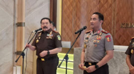 Jaksa Agung ST Burhanuddin bersama Kapolri Jenderal Suyudi Ario Seto usai pertemuan di Gedung Kejaksaan Agung RI, Rabu (14/10/2026). (KOMPAS.com/Tria Sutrisna)
