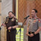 Jaksa Agung ST Burhanuddin bersama Kapolri Jenderal Suyudi Ario Seto usai pertemuan di Gedung Kejaksaan Agung RI, Rabu (14/10/2026). (KOMPAS.com/Tria Sutrisna)
