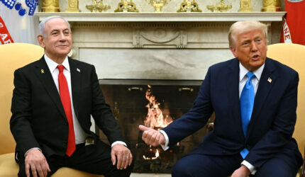 Presiden Amerika Serikat Donald Trump (kanan) bersama Perdana Menteri Israel Benjamin Netanyahu (kiri) di Oval Office, Gedung Putih, Washington DC, 4 Februari 2025..(AFP/ANDREW CABALLERO-REYNOLDS)