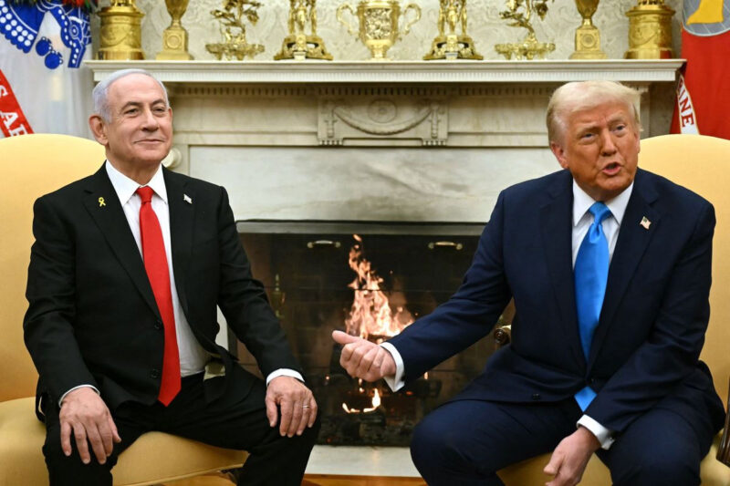 Presiden Amerika Serikat Donald Trump (kanan) bersama Perdana Menteri Israel Benjamin Netanyahu (kiri) di Oval Office, Gedung Putih, Washington DC, 4 Februari 2025..(AFP/ANDREW CABALLERO-REYNOLDS)
