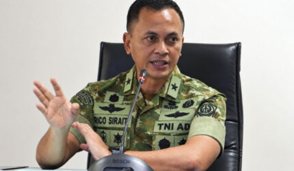 Kepala Biro Informasi Pertahanan Kemhan RI Brigjen TNI Rico Ricardo Sirait memberi klarifikasi kapal pesiar berlogo instansi Kemhan yang fotonya viral di media sosial, merupakan milik swasta yang dipakai untuk kepentingan negara. (DOK. KEMHAN)