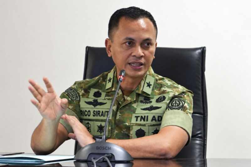Kepala Biro Informasi Pertahanan Kemhan RI Brigjen TNI Rico Ricardo Sirait memberi klarifikasi kapal pesiar berlogo instansi Kemhan yang fotonya viral di media sosial, merupakan milik swasta yang dipakai untuk kepentingan negara. (DOK. KEMHAN)

