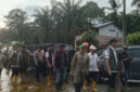 Bupati Aceh Selatan Mirwan meninjau wilayah terdampak banjir di Trumon Tengah, Jumat (30/10/2026).(ANTARA/Risky Hardian Saputra)
