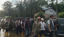 Bupati Aceh Selatan Mirwan meninjau wilayah terdampak banjir di Trumon Tengah, Jumat (30/10/2026).(ANTARA/Risky Hardian Saputra)
