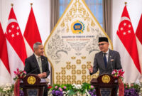 Menteri Luar Negeri Arrmanatha Nasir (kanan) dan Menteri Luar Negeri Singapura Vivian Balakrishnan (kiri) memberikan pernyataan bersama usai pertemuan bilateral di Gedung Pancasila, Kantor Kementerian Luar Negeri, Jakarta, Selasa (27/10/2026). Pertemuan bilateral tersebut untuk memperkuat koordinasi penanganan kebakaran hutan dan lahan (karhutla) serta dampaknya, termasuk membahas pembentukan satuan tugas bersama dan sejumlah bidang kerja sama lainnya. (ANTARA FOTO/Bayu Pratama S)
