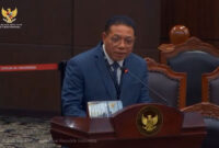 Mantan Kepala Badan Keahlian DPR, Inosentius Samsul yang hadir sebagai saksi Presiden/pemerintah dalam sidang perkara Nomor 251/PUU-XXIV/2026 di Mahkamah Konstitusi (MK), Jakarta, Senin (26/10/2026).()
