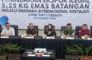 Kantor Pengawasan dan Pelayanan Bea dan Cukai Tipe Madya Pabean C Cirebon melaksanakan konferensi pers pengungkapan ekspor ilegal 5,25 Kg emas batangan di BIJB Kertajati Majalengka. (Eki Yulianto)
