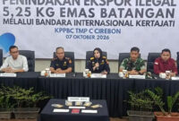Kantor Pengawasan dan Pelayanan Bea dan Cukai Tipe Madya Pabean C Cirebon melaksanakan konferensi pers pengungkapan ekspor ilegal 5,25 Kg emas batangan di BIJB Kertajati Majalengka. (Eki Yulianto)
