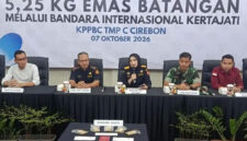 Kantor Pengawasan dan Pelayanan Bea dan Cukai Tipe Madya Pabean C Cirebon melaksanakan konferensi pers pengungkapan ekspor ilegal 5,25 Kg emas batangan di BIJB Kertajati Majalengka. (Eki Yulianto)
