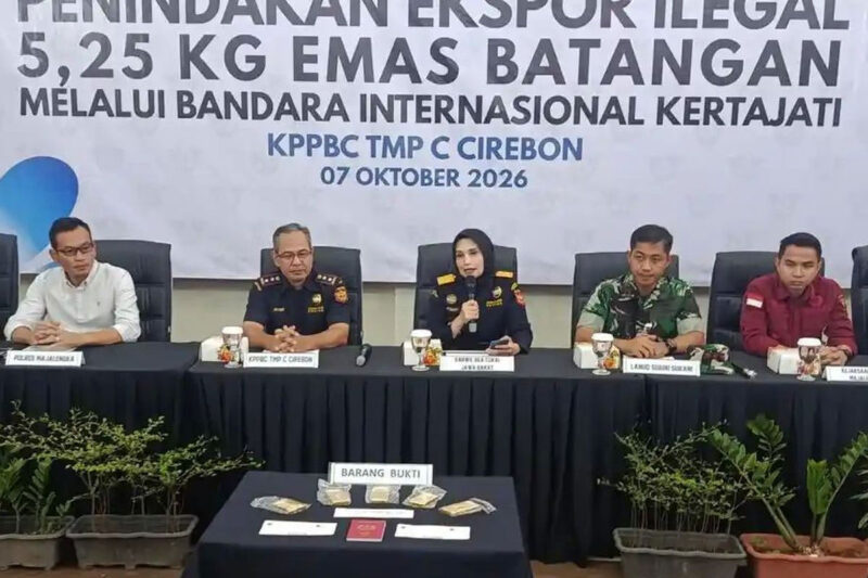 Kantor Pengawasan dan Pelayanan Bea dan Cukai Tipe Madya Pabean C Cirebon melaksanakan konferensi pers pengungkapan ekspor ilegal 5,25 Kg emas batangan di BIJB Kertajati Majalengka. (Eki Yulianto)

