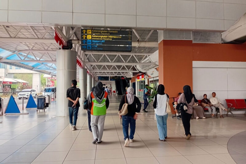 Para penumpang yang berada di Bandara Sultan Mahmud Badaruddin (SMB) II Palembang, Sumatera Selatan.(KOMPAS.COM/AJI YK PUTRA)
