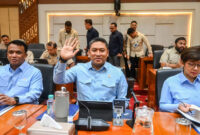 Kepala Badan Gizi Nasional (BGN) Sudaryono (tengah) didampingi Wakil Kepala BGN Trenggono (kiri) dan Agustina Arumsari (kanan) bersiap mengikuti rapat kerja dengan Komisi IX DPR di Kompleks Parlemen, Senayan, Jakarta, Kamis (3/9/2026). Dalam rapat tersebut BGN mengajukan anggaran sebesar Rp232,5 triliun untuk program Makan Bergizi Gratis (MBG) pada 2027 dari total keseluruhan pagu anggaran sebesar Rp240,2 triliun. ANTARA FOTO/Rivan Awal Lingga/wsj.(Rivan Awal Lingga)
