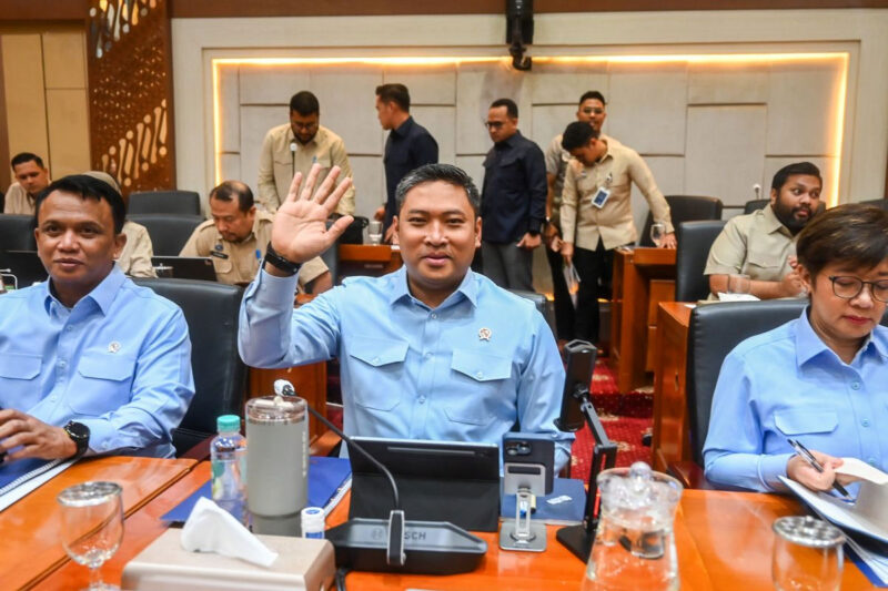 Kepala Badan Gizi Nasional (BGN) Sudaryono (tengah) didampingi Wakil Kepala BGN Trenggono (kiri) dan Agustina Arumsari (kanan) bersiap mengikuti rapat kerja dengan Komisi IX DPR di Kompleks Parlemen, Senayan, Jakarta, Kamis (3/9/2026). Dalam rapat tersebut BGN mengajukan anggaran sebesar Rp232,5 triliun untuk program Makan Bergizi Gratis (MBG) pada 2027 dari total keseluruhan pagu anggaran sebesar Rp240,2 triliun. ANTARA FOTO/Rivan Awal Lingga/wsj.(Rivan Awal Lingga)
