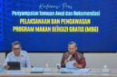 Komisioner Pengkajian dan Penelitian Komnas HAM, Uli Parulian Sihombing (kanan), bersama Koordinator Subkomisi Penegakan HAM Komnas HAM, Pramono Ubaid Tanthowi, menyampaikan temuan dan rekomendasi terkait pelaksanaan Program Makan Bergizi Gratis (MBG) dalam konferensi pers di Jakarta, Senin (15/6/2026).(KOMPAS.com/Fristin Intan Sulistyowati )

