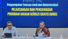 Komisioner Pengkajian dan Penelitian Komnas HAM, Uli Parulian Sihombing (kanan), bersama Koordinator Subkomisi Penegakan HAM Komnas HAM, Pramono Ubaid Tanthowi, menyampaikan temuan dan rekomendasi terkait pelaksanaan Program Makan Bergizi Gratis (MBG) dalam konferensi pers di Jakarta, Senin (15/6/2026).(KOMPAS.com/Fristin Intan Sulistyowati )