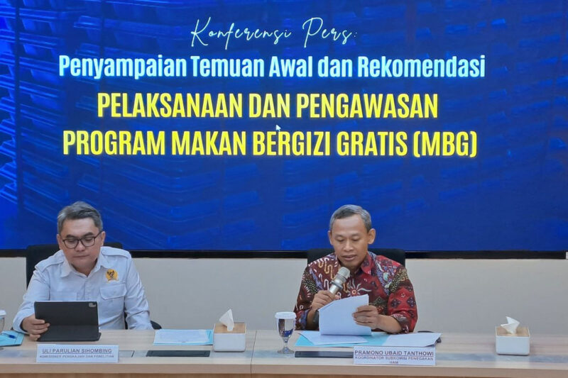 Komisioner Pengkajian dan Penelitian Komnas HAM, Uli Parulian Sihombing (kanan), bersama Koordinator Subkomisi Penegakan HAM Komnas HAM, Pramono Ubaid Tanthowi, menyampaikan temuan dan rekomendasi terkait pelaksanaan Program Makan Bergizi Gratis (MBG) dalam konferensi pers di Jakarta, Senin (15/6/2026).(KOMPAS.com/Fristin Intan Sulistyowati )
